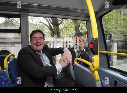 Ciaran Cuffe, Grüne Partei TD (rechts) und Dan Boyle starten die Unterwerfung ihrer Partei zur nachhaltigen Verkehrsstrategie der Regierung an Bord eines Doppeldeckerbusses in Dublin vor dem Leinster House. Stockfoto