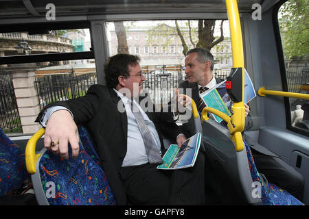 Ciaran Cuffe, Grüne Partei TD (rechts) und Dan Boyle starten die Unterwerfung ihrer Partei zur nachhaltigen Verkehrsstrategie der Regierung an Bord eines Doppeldeckerbusses in Dublin vor dem Leinster House. Stockfoto