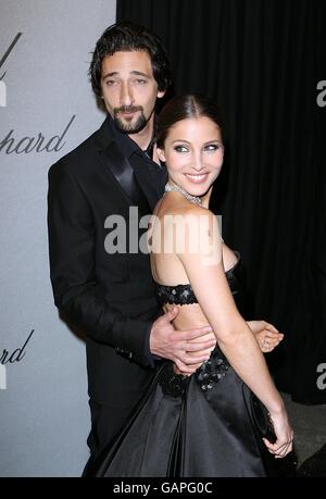 Ap OUT Adrien Brody und Elsa Pataky kommen bei der Chopard Trophy Caremony im Carlton Hotel in Cannes, Frankreich an. Stockfoto