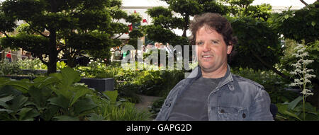 Designer Tom Stuart-Smith, bei der "Best in Show", dem preisgekrönten Crocus Laurent-Perrier Garden, den er auf der Chelsea Flower Show in London entworfen hat. Stockfoto