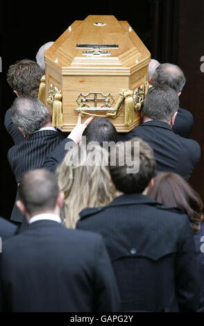 Tommy Burns' Familie sieht an, als sein Sarg in die St. Mary's Church, Abercromby Street, Glasgow, getragen wird. Stockfoto