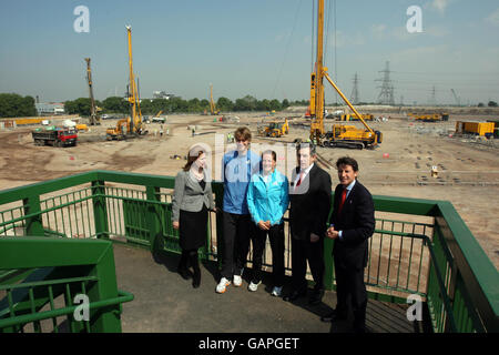 Premierminister Gordon Brown (2. Rechts) ist mit seiner Frau Sarah Brown (links), dem Vorsitzenden des Komitees von 2012 Sebastian Coe (rechts) und dem britischen Athleten Goldie Sayers (Mitte) Chris Thomlinson (2. Links) während seines Besuchs auf dem Londoner Olympiagelände 2012 im Osten Londons abgebildet. Stockfoto