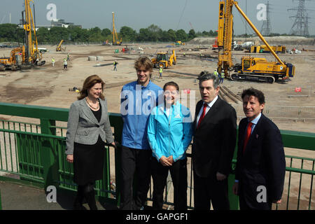 Premierminister Gordon Brown (2. Rechts) ist mit seiner Frau Sarah Brown (links), dem Vorsitzenden des Komitees von 2012 Sebastian Coe (rechts) und dem britischen Athleten Goldie Sayers (Mitte) Chris Thomlinson (2. Links) während seines Besuchs auf dem Londoner Olympiagelände 2012 im Osten Londons abgebildet. Stockfoto