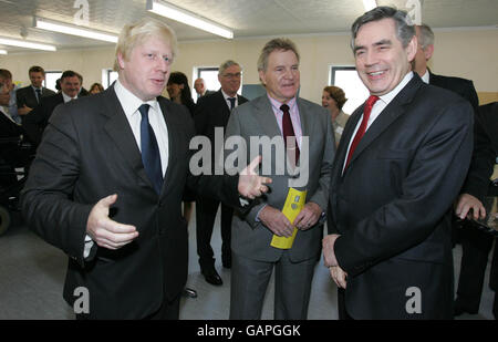 Premierminister Gordon Brown (rechts) und der Bürgermeister von London, Boris Johnson (links), sprechen mit Denis Oswald, dem Vorsitzenden der IOC-Koordinierungskommission, während des Besuchs der Premierminister auf dem olympischen Gelände von 2012 im Osten Londons. Stockfoto