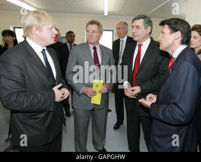 Sebastian Coe (rechts), der Vorsitzende des Komitees 2012, Premierminister Gordon Brown (zweite rechts) und der Bürgermeister von London, Boris Johnson (links) sprechen mit Denis Oswald (zweite links), dem Vorsitzenden der IOC-Koordinierungskommission, während des Besuchs der Premierminister auf dem olympischen Gelände 2012 im Osten Londons. Stockfoto