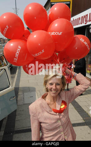 Der Kandidat der Arbeiterpartei Tamsin Dunwoody kampiert in Crewe vor den Nachwahlen von Crewe und Nantwich. Stockfoto