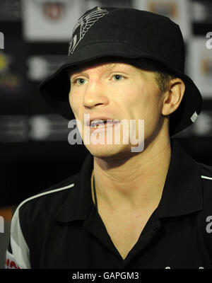 Boxen - Rickey Hatton gegen Juan Lazcano - Kopf an Kopf - Stadion der Stadt Manchester. Ricky Hatton während der Head to Head Pressekonferenz im City of Manchester Stadium, Manchester. Stockfoto