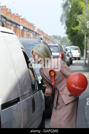 Der Kandidat der Arbeiterpartei Tamsin Dunwoody kampiert in Crewe vor den Nachwahlen von Crewe und Nantwich. Stockfoto