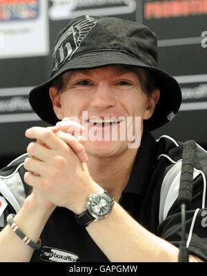 Boxen - Rickey Hatton gegen Juan Lazcano - Kopf an Kopf - Stadion der Stadt Manchester. Ricky Hatton lacht während der Pressekonferenz von Head to Head im City of Manchester Stadium, Manchester. Stockfoto