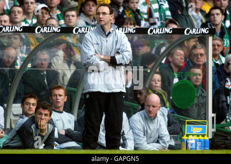 Keltischer Manager Martin O'Neill beobachtet das Spiel vom Dugout Stockfoto