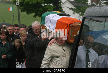 Die Überreste des ehemaligen IRA-Führers Brian Keenan werden durch das kleine Grenzdorf Cullyhanna getragen, bevor es weiter nach Belfast geht, wo er am Samstag eingeäschert wird. Stockfoto