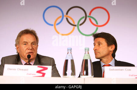 Denis Oswald, (links) Vorsitzender der Koordinierungskommission des Internationalen Olympischen Komitees für die Olympischen Spiele 2012 in London, spricht während Sebastian Coe, Vorsitzender des London 2012, auf einer IOC-Pressekonferenz im Hilton Hotel in London zuhört. Stockfoto