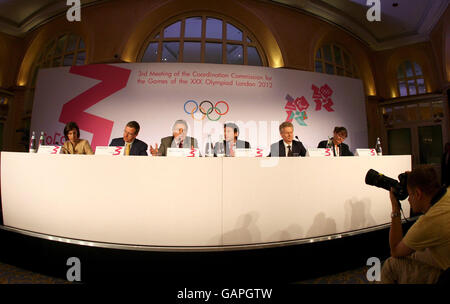 Denis Oswald, Vorsitzender der Koordinierungskommission des Internationalen Olympischen Komitees für die Olympischen Spiele 2012 in London, spricht während Sebastian Coe, Vorsitzender des London 2012 (dritter rechts), auf einer IOC-Pressekonferenz im Hilton Hotel in London zuhört. Stockfoto