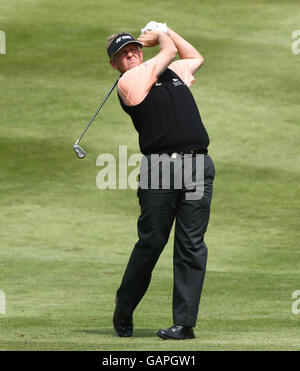 Der schottische Colin Montgomerie spielt seinen 2. Schuss auf dem 7. Fairway während der BMW PGA Championship im Wentworth Golf Club, Surrey. Stockfoto