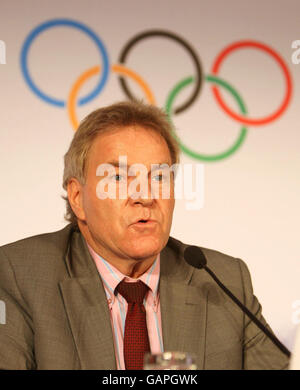 Denis Oswald, Vorsitzender der Koordinierungskommission des Internationalen Olympischen Komitees für die Spiele 2012 in London, spricht auf einer Pressekonferenz im Hilton Hotel, London. Stockfoto