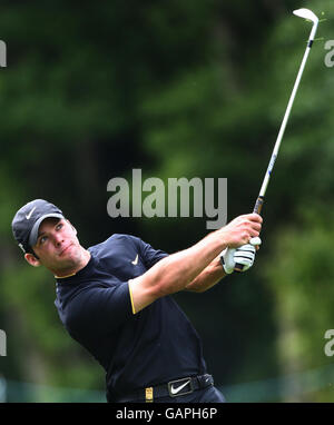 Der Engländer Paul Casey spielt seinen 2. Schuss auf dem 17. Fairway während der BMW PGA Championship im Wentworth Golf Club, Surrey. Stockfoto