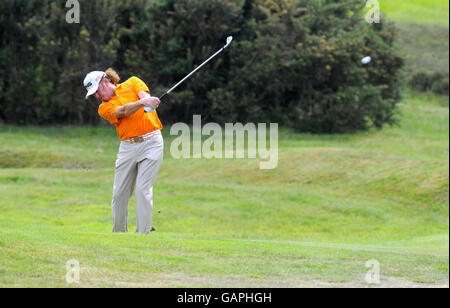 Der Spanier Miguel Angel Jimenez spielt am 11. In der dritten Runde der BMW PGA Championship im Wentworth Golf Club in Surrey auf dem Grün. Stockfoto