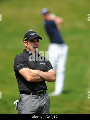 Der irische Paul McGinley komponiert sich selbst, während der schwedische Robert Karlsson spielt Sein zweiter Schuss auf dem 4. Fairway Stockfoto