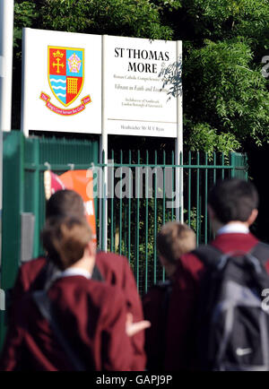 Eine Gruppe von Schülern kommt an der St. Thomas More School in Eltham im Südosten Londons an, um an der Schule zu studieren, wo der 16-jährige Jimmy Mizen, der am Samstagmorgen ermordet wurde, Student war. Stockfoto