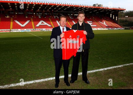 Fußball - FA Barclaycard Premiership - Charlton Athletic Pressekonferenz. Charlton Athletic's Neuzugang Hermann Hreidarsson mit Manager Alan Curbishley im Valley. Stockfoto