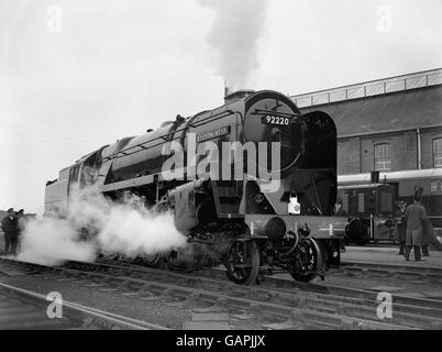 Die 'Evening Star', eine Dampflokomotive aus dem Jahr 2-10-0, dampfte langsam aus Swindon-Werken nach ihrer Namenszeremonie. „Evening Star“ ist die letzte Dampflokomotive, die von der British Railways als Ergebnis der Dieselisierungs- und Elektrifizierungspolitik gebaut wurde, die von den Eisenbahnen in ihrem derzeitigen Modernisierungsplan verabschiedet wurde. Stockfoto