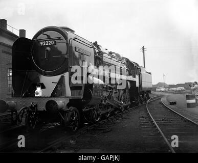 Hier abgebildet ist der 'Evening Star' , eine 2-10-0 Dampflokomotive, als sie heute (Freitag) nach ihrer Namenszeremonie langsam aus Swindon-Werken dampfte. "Evening Star" ist die letzte Dampflokomotive, die von British Railways als Ergebnis der Dieselisierungs- und Elektrifizierungspolitik gebaut wurde, die von den Eisenbahnen in ihrem derzeitigen Modernisierungsplan angenommen wurde. Stockfoto