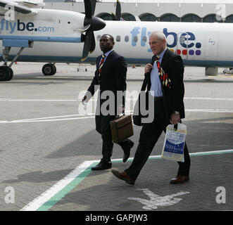 Die Rangers Jean Claude Darcheville und Manager Walter Smith steigen am Flughafen Glasgow an Bord. Stockfoto