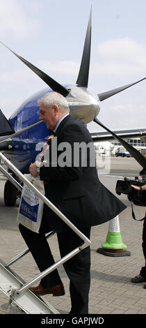 Rangers-Manager Walter Smith bestieg das Flugzeug am Flughafen Glasgow. Stockfoto