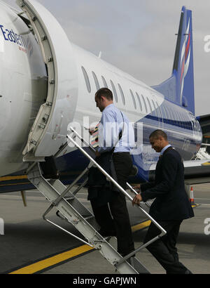 Soccer - die Rangers verlassen den Flughafen Glasgow. Die Rangers Kris Boyd und Daniel Cousin steigen am Flughafen Glasgow an Bord ihres Flugzeugs. Stockfoto