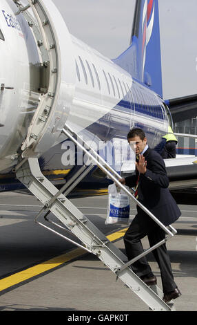 Soccer - die Rangers verlassen den Flughafen Glasgow. Die Rangers Nacho Novo winkt, als er am Flughafen Glasgow an Bord ihres Flugzeugs geht. Stockfoto