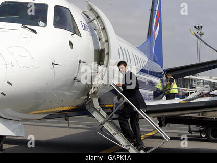 Soccer - die Rangers verlassen den Flughafen Glasgow. Nacho Novo der Rangers winkt, als er am Flughafen Glasgow in ihr Flugzeug einfliegt. Stockfoto