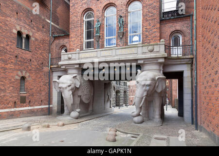 Elefantporten, das Elephantentor, der historische Eingang von der Seite Valby zum alten Carlsberg-Brauereigebiet in Kopenhagen, Dänemark. Stockfoto