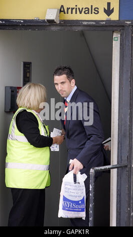 Soccer - die Rangers verlassen den Flughafen Glasgow. Neil Alexander von den Rangers bestiegen ihr Flugzeug am Flughafen Glasgow. Stockfoto