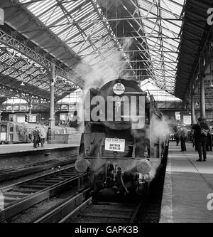 'Wincanton' letzte Dampflokomotive, die Victoria Station, London, nach Brighton und Eastbourne verlässt, macht eine beeindruckende Abfahrt heute (Sonntag) Stockfoto