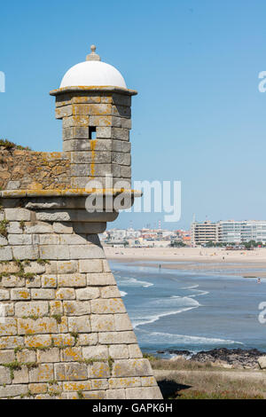 Das Castelo Sao Francisco Xavier an der Küste in der Innenstadt von Porto in Porugal in Europa. Stockfoto