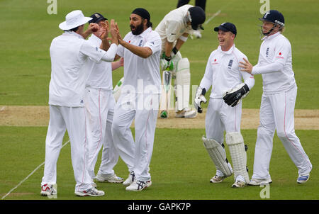 Der englische Monty Panesar feiert mit Michael Vaughan, Tim Ambrose und Ian Bell, nachdem er den neuseeländischen Brendon McCullum während des ersten npower-Testmatches in Lord's, London, für 97 Läufe entlässt hat. Stockfoto