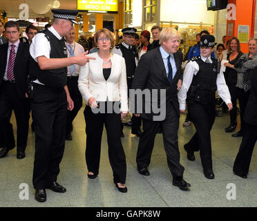 Innenministerin Jacqui Smith (zweite links) mit dem Bürgermeister von London Boris Johnson (zweite rechts) als Metropolitan Police Officers eine Stop-and-Search-Operation, am Elephant & Castle Bahnhof in Süd-London. Stockfoto