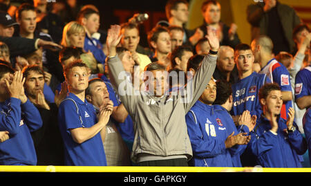 Carlisle United Manager John ward dankt den Fans, als sein Spieler nach dem Coca-Cola League One Play Off Semi Final 2nd Leg Match im Brunton Park, Carlisle, ihre Dejektion zeigt. Stockfoto