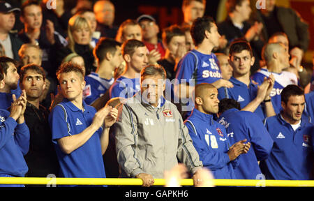 Carlisle United Manager John ward dankt den Fans, als seine Spieler ihre Dejektion nach dem Coca-Cola League One Play Off Semi Final 2nd Leg Match im Brunton Park, Carlisle, zeigen. Stockfoto