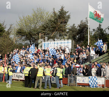 Fußball - Welsh Cup Finale - Llanelli AFC / Bangor City - Latham Park. Ein Teil der Fans von Bangor City wird von Stewards und der Polizei beobachtet, während sie auf den Tribünen feiern Stockfoto