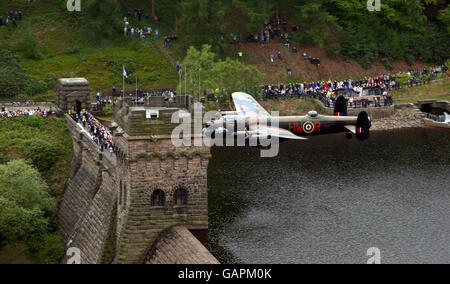 Ein Lancaster Bomber über Derwent Damm im Peak District, um den 65. Jahrestag der Dambusters Razzia zu feiern. Stockfoto