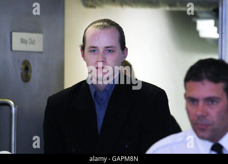 Luke Mitchell verlässt den High Court in Edinburgh, wo er es versäumt hat, seine Verurteilung wegen des Mordes an seiner Freundin Jodi Jones zu stürzen. Stockfoto