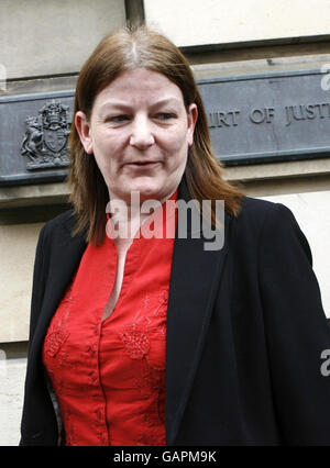 Judith Jones, die Mutter von Jodi Jones, verlässt das High Court in Edinburgh, wo Luke Mitchell bei einem Versuch, seine Verurteilung wegen Mordes an Jodi zu stürzen, gescheitert ist. Stockfoto