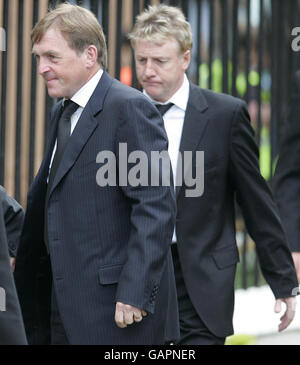 Tommy Burns Beerdigung. Kenny Dalglish (links) und Frank McAvennie vor der St Mary's Church, Glasgow, für die Beerdigung der keltischen Legende Tommy Burns. Stockfoto