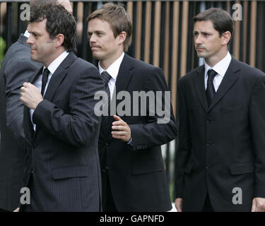 Darren Jackson (links), Simon Donnelly und Jackie McNamara (rechts) vor der St Mary's Church, Glasgow, für die Beerdigung der keltischen Legende Tommy Burns. Stockfoto