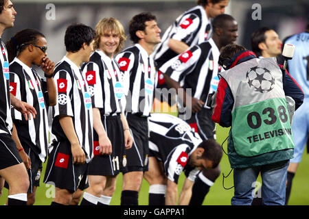 Fußball - UEFA Champions League - Viertelfinale - Erstes Teilstück - Juventus gegen Barcelona. Juventus-Spieler stehen vor dem Anpfiff an Stockfoto