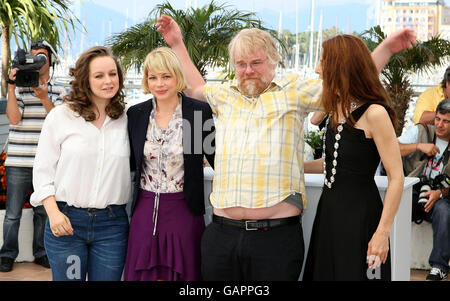 AP OUT (von links nach rechts) Samantha Morton, Michelle Williams, Philip Seymour Hoffman und Catherine Keener während einer Fotoaufnahme für den neuen Film Synecdoche, New York im Palais des Festivals in Cannes, Frankreich. Stockfoto