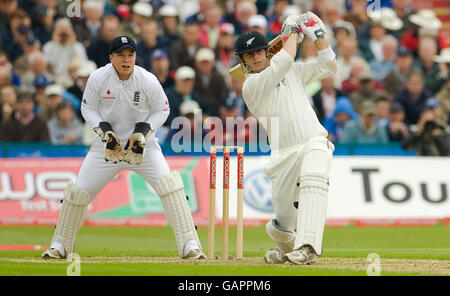 Der Neuseeländer Aaron Redmond trifft einen Ball von Monty Panesar aus England für vier Läufe und beobachtete den Wicketkeeper Tim Ambrose beim zweiten npower Test Match im Old Trafford Cricket Ground, Manchester. Stockfoto