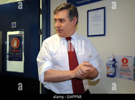 Premierminister Gordon Brown reinigt seine Hände mit einer Alkohollösung im Guy's and St. Thomas' Hospital, London. Stockfoto