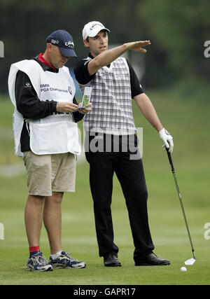 Golf - BMW PGA Championship 2008 - Runde zwei - Wentworth Golf Club - Virginia Water. Der Engländer Oliver Wilson (rechts) während der zweiten Runde der BMW PGA Championship im Wentworth Golf Club, Surrey. Stockfoto